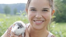 Meerschweinchen | Anna mit einem Meerschweinchen auf dem Arm | Bild: BR | Text und Bild Medienproduktion GmbH & Co. KG