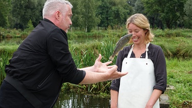 Alexander Herrmann und Lisa Kneißl fischen Forellen in einer Teichanlage des Fischgutes Waldheim in Bergkirchen/Gröbenried bei Dachau. | Bild: BR / Jürgen Endriß