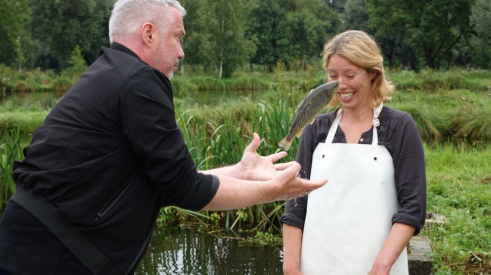 Alexander Herrmann und Lisa Kneißl fischen Forellen in einer Teichanlage des Fischgutes Waldheim in Bergkirchen/Gröbenried bei Dachau. | Bild: BR / Jürgen Endriß