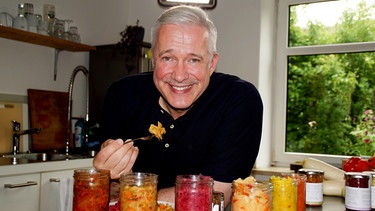 Alexander Herrmann beim Kimchi verkosten. | Bild: BR / Frank Johne