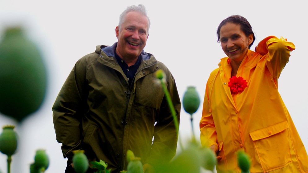 Alexander Herrmann mit Bernadette Lex auf dem Mohnfeld. | Bild: BR / Frank Johne