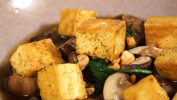 Tofu in Curry gebraten mit sauer-scharfen Pilzen. | Bild: BR/Frank Johne