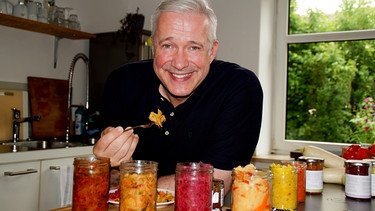 Alexander Herrmann beim Kimchi-Verkosten. | Bild: BR / Frank Johne