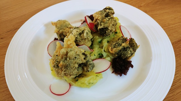 Im Bierteig gebackener Broccoli mit Kartoffel-Kohlrabi-Salat. | Bild: BR/Bewegte Zeiten Filmproduktion GmbH/Astrid Güldner