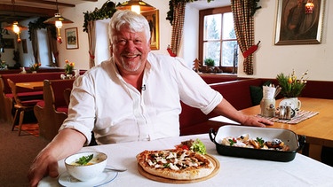 Alpengasthof Hindenburghütte auf der "Hemmersuppenalm" in Reit im Winkl: Wirt Günter Dirnhofer stellt das Menü des Tages vor. Vorspeise: Sauerrahmsuppe - Hauptgericht: Rahmfleckerl -Nachspeisen-Tris. | Bild: BR/Bewegte Zeiten Filmproduktion GmbH/Astrid Güldner