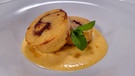 Kartoffelroulade mit Powidl und Vanillesauce. | Bild: BR/Kathrin Lindauer