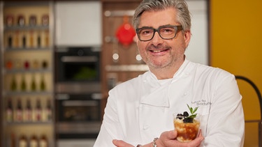 Hans Jörg Bachmeier kocht im Studio Milchreis mit Salzkaramell. | Bild: BR/Martina Bogdahn