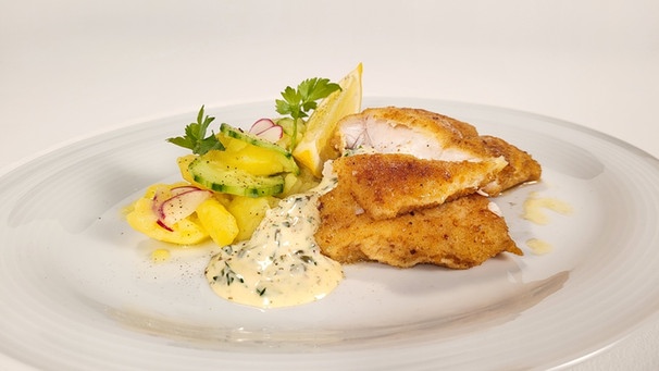 Gebackener Goldbarsch mit Kartoffelsalat und Remoulade. | Bild: BR/Kathrin Lindauer