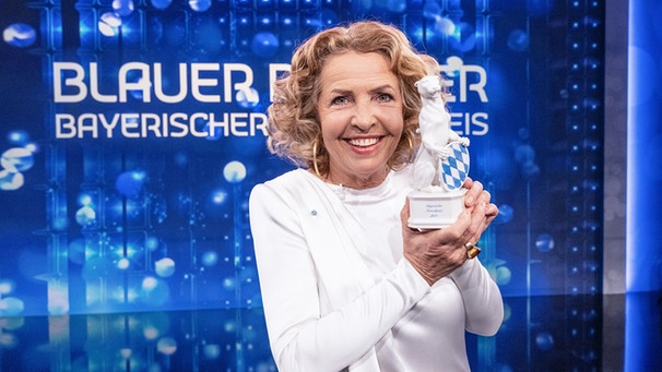 Ehrenpreisträgerin 2021, Michaela May mit dem Blauen Panther. | Bild: BR/Markus Konvalin