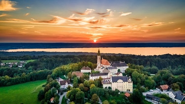 Kloster Andechs auf dem Heiligen Berg in Oberbayern bei Sonnenuntergang. | Bild: picture alliance / blickwinkel/allOver/TPH | allOver/TPH