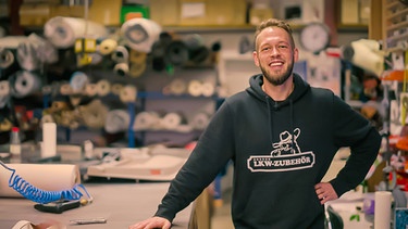 Sattlermeister Manuel Schreiber im Truck-Atelier des Autohof Berg. | Bild: BR/Maximus Film GmbH/Gabriel Streif