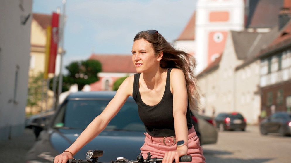 Lilly Melzer unterwegs mit dem Fahrrad in Bad Neualbenreuth. | Bild: BR/Tangram Film International