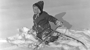 Kleine Skifahrerin rappelt sich hoch, 50er-Jahre | Bild: picture alliance / SZ Photo | Presse-Bild-Poss