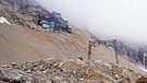 Zugspitzplatt mit Schneefernerhaus und Station der Gletscherbahn | Bild: BR/Elena Blume