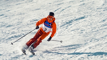 Julian aus der Bergmenschen Staffel 9 beim Pisten-Skifahren für den Ski-Eignungstest | Bild: BR/Luis Trautmann