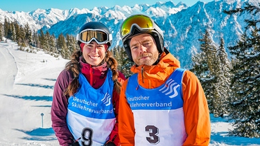 Anna und Julian aus der Bergmenschen Staffel 9 stehen an der Skiabfahrt  | Bild: BR/Luis Trautmann