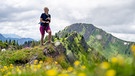 Alix von Melle steht auf einem mit Wiesen und Blumen bewachsenen Berg | Bild: BR/Thomas März