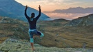 Ana Zirner bei einer Yoga-Übung in den Dolomiten | Bild: Ana Zirner