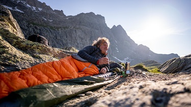 Bernd Ritschel mit Schlafsack und Kaffeetasse am Berg | Bild: BR/Thomas März