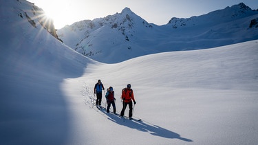 Skizourengehen im winterlichen Hochgebirge | Bild: BR/Lukas Pilz