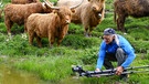 Heinz Zak fotografiert ein Hochland-Rind im Karwendel | Bild: BR/Michael Düchs