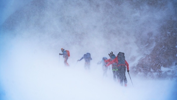  Tourengeher im Whiteout | Bild: BR/Lukas Pilz