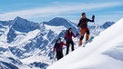 Skibergsteiger im Anstieg bei Sonnenschein | Bild: BR/Lukas Pilz