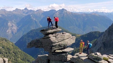 Gruppe mit Rita Christen, Afra Hönig und Steffen Kern beim Bergsteigen  | Bild: BR/Malte Roeper