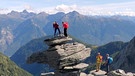 Gruppe mit Rita Christen, Afra Hönig und Steffen Kern beim Bergsteigen  | Bild: BR/Malte Roeper