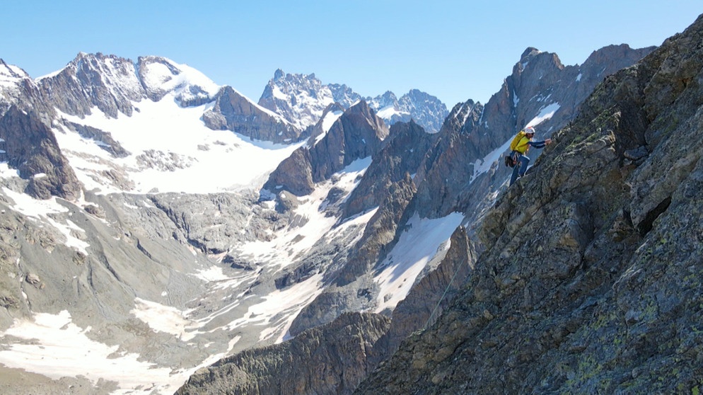 Thomas Dauser kletternd am Grat  | Bild: BR/Kilian Neuwert