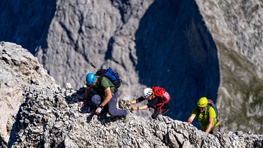 Bergsteiger auf dem Wamperten Schrofen in den Mieminger Bergen | Bild: BR/Thomas März