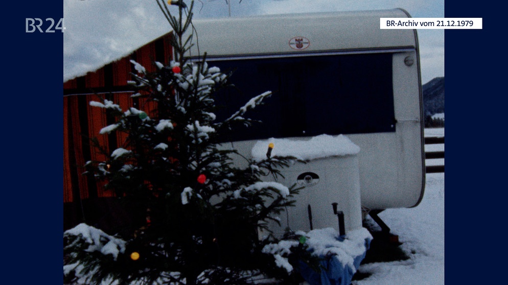 Campingwagen mit Christbaum daneben.  | Bild: BR-Archiv