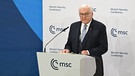 Bundespräsident Frank-Walter Steinmeier spricht zu Beginn der 61. Münchner Sicherheitskonferenz (MSC)  | Bild: picture alliance/dpa | Boris Roessler