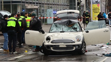 Ein Fahrzeug ist in München in eine Menschenmenge gefahren, es gibt zahlreiche Verletzte. Der Fahrer des Wagens konnte von der Polizei in Gewahrsam genommen werden.  | Bild: BR