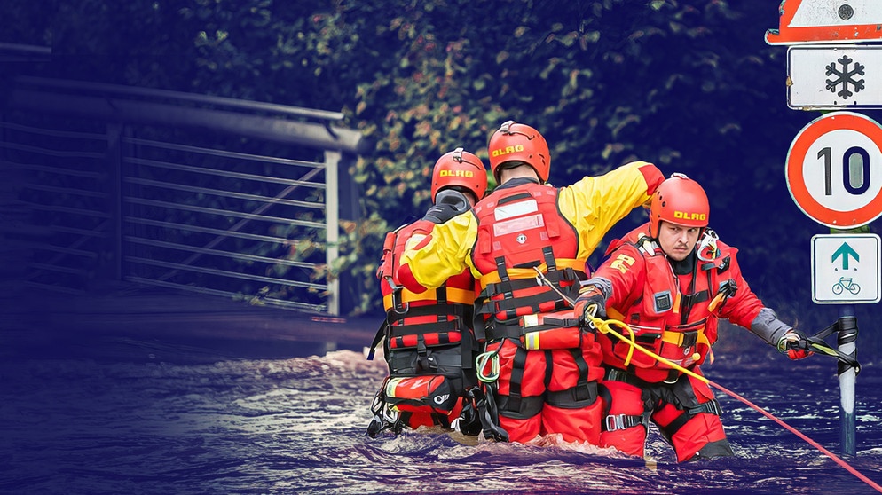 Einsatzkräfte im Hochwassergebiet | Bild: dpa-Bildfunk/Daniel-André Reinelt