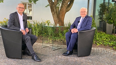 Bundespräsident Frank-Walter Steinmeier im Gespräch mit BR-Chefredakteur Christian Nitsche | Bild: BR / Maximilian Burkhart