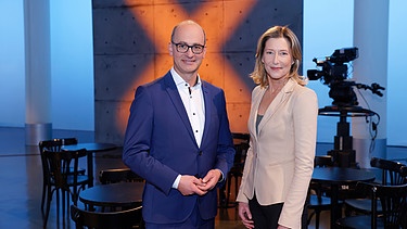 BR-Chefredakteur Christian Nitsche und Stephanie Stauss, Leiterin BR-Hauptstadtstudio moderieren die Sendung BR24 Wahl - Der Talk. | Bild: BR / Markus Konvalin