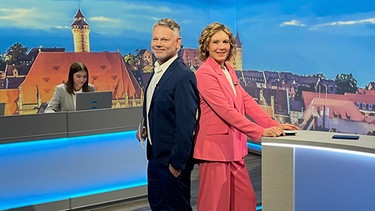 Die Moderatoren Julia Büchler und Tobias Burkert | Bild: BR / Dominik Sokol