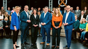 Die Kandidaten für die Bundestagswahl 2025 Alexander Dobrindt (CSU), Katja Hessel (FDP), Carsten Träger (SPD) und Jamila Schäfer (Bündnis 90/Die Grünen) sowie die beiden Moderatoren Christian Nitsche und Franziska Eder in der Wahlarena in Passau. | Bild: BR / Raphael Kast