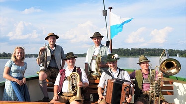  De boarische Bris' mit Moderatorin Susanne Wiesner (links) auf dem Chiemsee. | Bild: BR/Moritz Kipphardt/Harald Rentsch/Daniel Delbeck