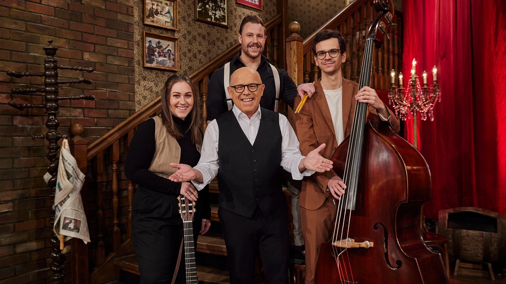 Das Trio Stubenfliege aus Wien feiert ihre Brettl-Spitzen-Premiere unter dem Motto "Lachen, Leben, Feiern" zusammen mit Jürgen Kirner. | Bild: ©BR 2024 / Philipp Thurmaier