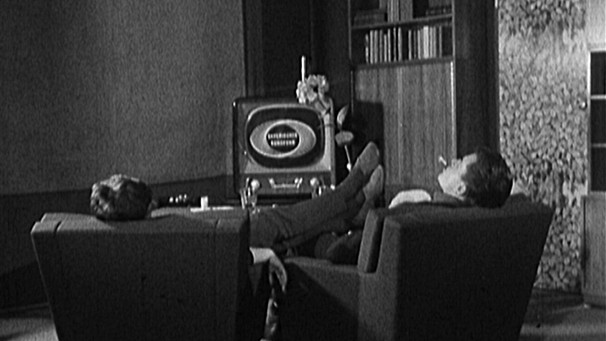 Schwarzweißbild aus dem 50ern: Familie vor dem Fernseher | Bild: BR