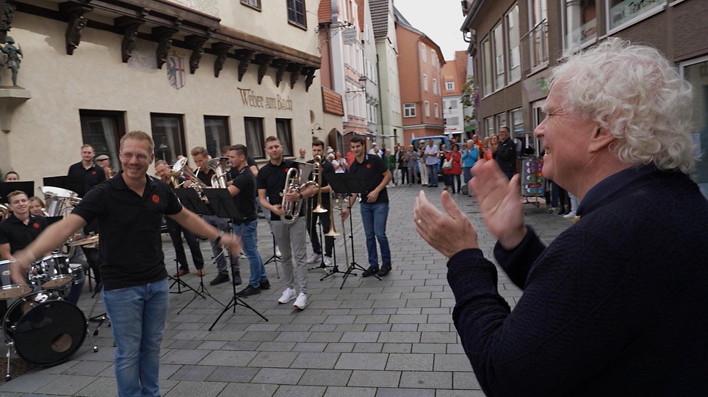 Sir Simon Rattle, Chef des Symphonieorchesters des Bayerischen Rundfunks mit Blasmusikern in einer bayerischen Kleinstadt zum Symphonischer Hoagascht. | Bild: BR