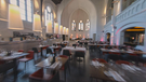 Blick in das Restaurant "Glück und Seeligkeit" in einer ehemaligen Kirche in Bielefeld. | Bild: BR