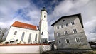 Ortsansicht von Zorneding - Kirche und nebenstehendes renovierungsbedürftiges Haus. | Bild: BR