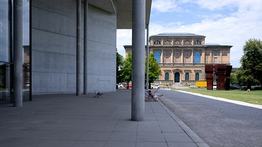 Bayern, München: Die Pinakothek der Moderne und die Alte Pinakothek (im Hintergrund) im Kunstareal.  | Bild: dpa-Bildfunk/Sven Hoppe