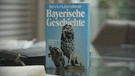 Ein blaues Buch mit dem Titel „Bayerische Geschichte“  | Bild: BR