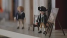 2 Playmobil Figuren die historisch gekleidet sind. | Bild: BR