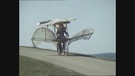 Gustav Mesmer auf seinen selbstgebauten "Flugzeug", bestehend aus einem Fahrrad und montierten Flügeln. | Bild: BR