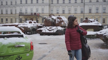 Eine Frau mit Cello auf dem Rücken  | Bild: BR